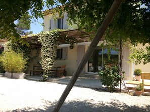 Terrace/patio - Charming Villa in Provence, Poolside Living & Cicada-Filled Evenings (LAURIS)