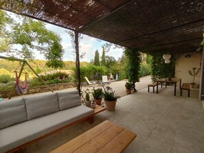 Terrace/patio - Charming Villa in Provence, Poolside Living & Cicada-Filled Evenings (LAURIS)