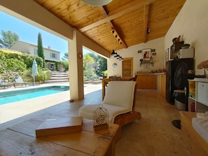 A spacious living area with a pool, wooden furniture, and a view of a house. - Charming Villa in Provence, Poolside Living & Cicada-Filled Evenings (LAURIS)