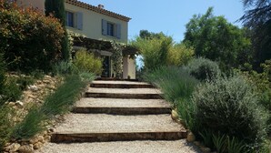 A set of stone steps leading to a building with a tiled roof and shutters. - Charming Villa in Provence, Poolside Living & Cicada-Filled Evenings (LAURIS)