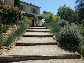 A set of stone steps leading to a building with a tiled roof and shutters. - Charming Villa in Provence, Poolside Living & Cicada-Filled Evenings (LAURIS)