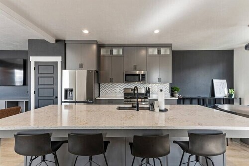 New! Onyx Oasis | 2 Car Garage | TV | Central