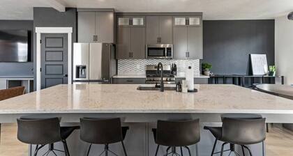 New! Onyx Oasis | 2 Car Garage | TV | Central