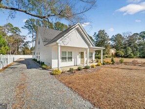 Exterior - Terrific 4-bedroom bungalow with AC in charming Springfield (Springfield)
