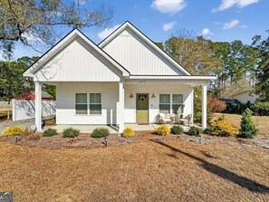 Exterior - Terrific 4-bedroom bungalow with AC in charming Springfield (Springfield)