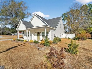 Exterior - Terrific 4-bedroom bungalow with AC in charming Springfield (Springfield)