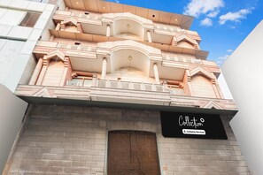 Ein Gebäude mit einem Schild, auf dem 'Collection Company Serviced' steht.