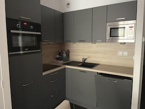 Private kitchen - 150m from ski slopes, 1st floor, view ski slopes, swimming pool, balcony, tv, ski locker, 29m² (Eaux-Bonnes)