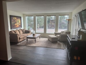Living area - WATERFRONT PARADISE (Spokane)
