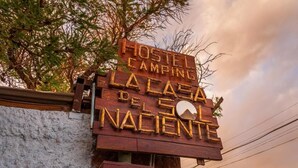 A hostel sign with 'HOSTEL CAMPING LA CASA DEL NACION' written on it. - La Casa del Sol Naciente (San Pedro de Atacama)