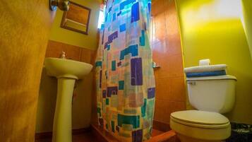 Douche, serviettes fournies, savon, papier toilette