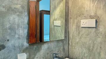 Family Apartment, 2 Bedrooms, Non Smoking, Garden View | Bathroom