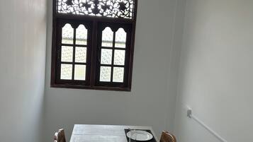 Apartamento conforto, sacada, vista para o jardim | Opções para refeição