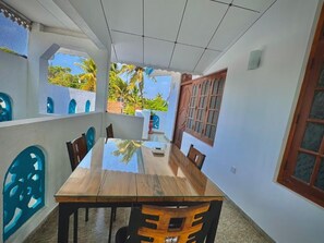 舒適公寓, 陽台, 城市景觀 | 用餐區