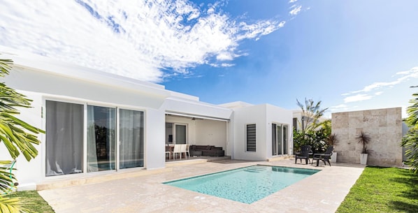 Outdoor pool - Spacious Family Suite, Sosua Ocean Village (Sosúa)