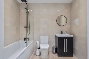 Towels, soap, toilet paper - Pleasant 2-bedroom apartment in Birmingham perfect for your stay (Birmingham)