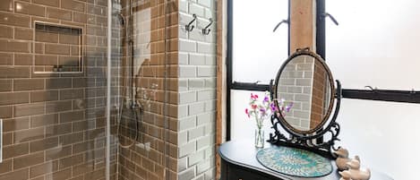 Séchoir à cheveux, serviettes fournies, savon, shampooing