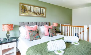 1 bedroom, iron/ironing board, travel cot, free WiFi - The Sanctuary, 1 Wesley House, Sheep Street, Stow-on-the-Wold, Cotswolds (Stow-on-the-Wold)