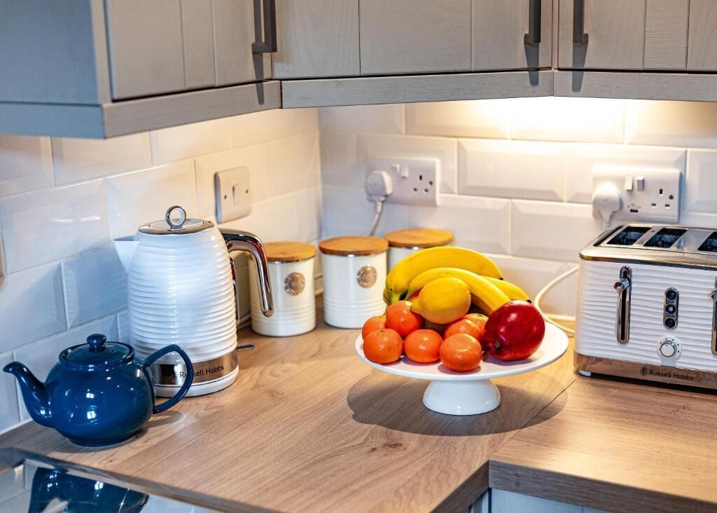 Coffee/tea maker, fridge, microwave, oven