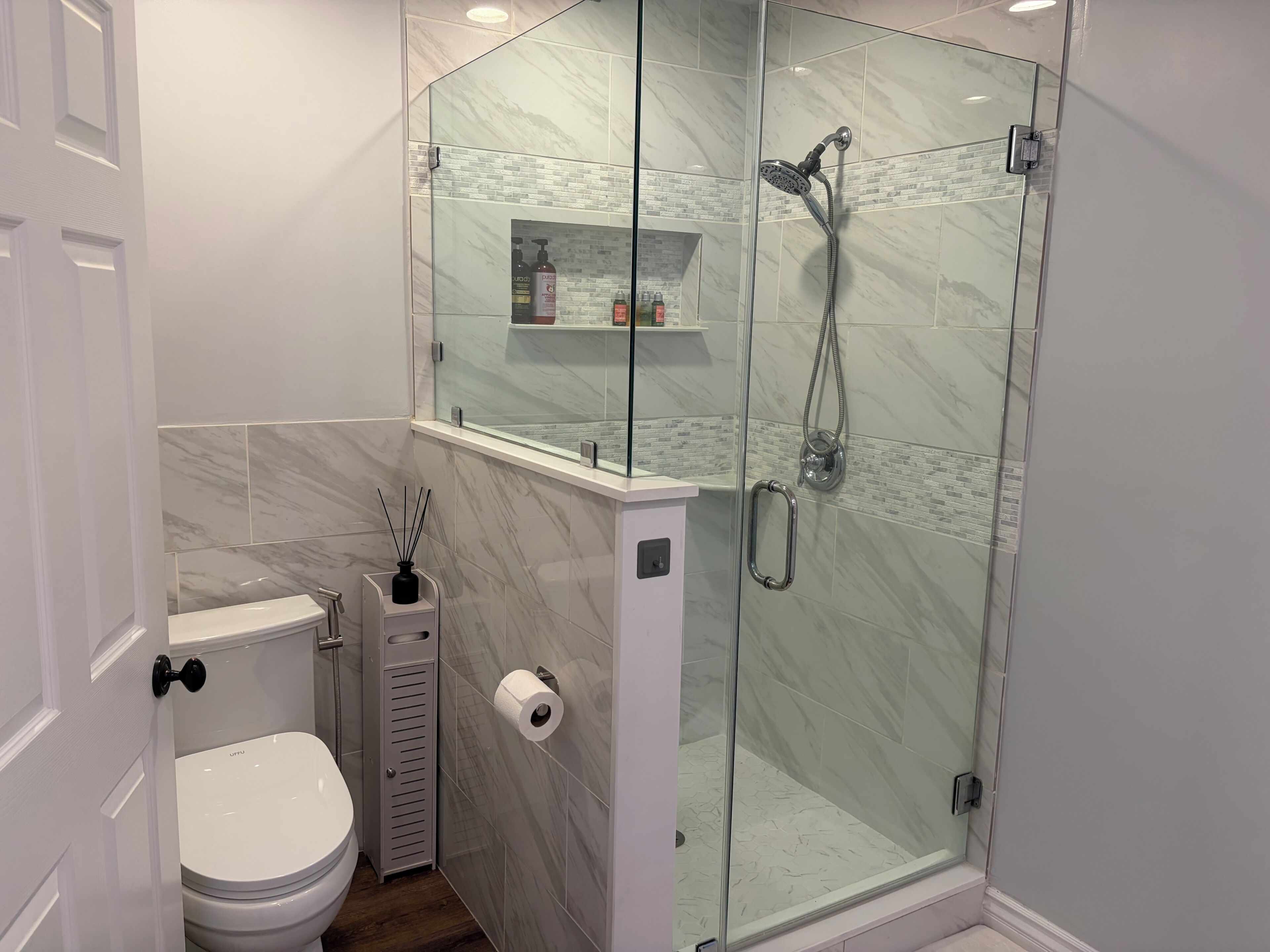 Haartrockner, Bidet, Handtücher, Seife