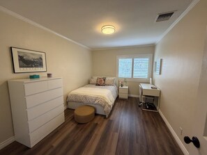 Iron/ironing board, WiFi, bed sheets - Clean, Bright & Comfortable Pool Home w/separate Poolhouse Studio (Los Angeles)