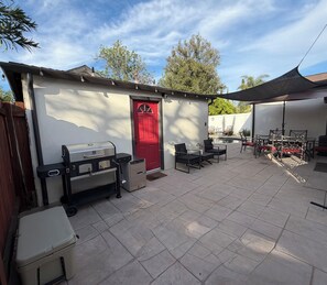 Outdoor dining - Clean, Bright & Comfortable Pool Home w/separate Poolhouse Studio (Los Angeles)