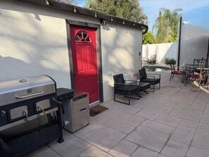 Outdoor dining - Clean, Bright & Comfortable Pool Home w/separate Poolhouse Studio (Los Angeles)