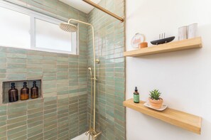 Hair dryer, towels, soap, toilet paper - Zen House, serene & close to everything (Yucca Valley)