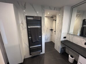 Een douche, een haardroger, handdoeken, zeep