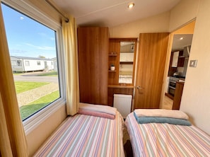 2 bedrooms, iron/ironing board, WiFi, bed sheets - Bluebird Skies - Parkdean Summerfields (Scratby)