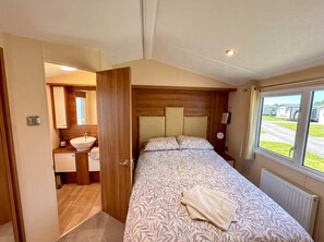 2 bedrooms, iron/ironing board, WiFi, bed sheets - Bluebird Skies - Parkdean Summerfields (Scratby)