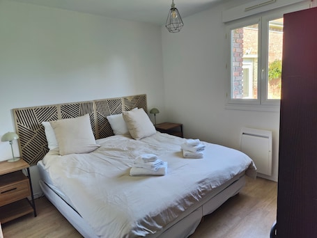 Bed sheets. 4-bed apartment near town center, sports center. Quiet location