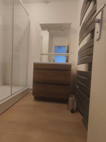 Hair dryer, towels, soap, toilet paper. 4-bed apartment near town center, sports center. Quiet location