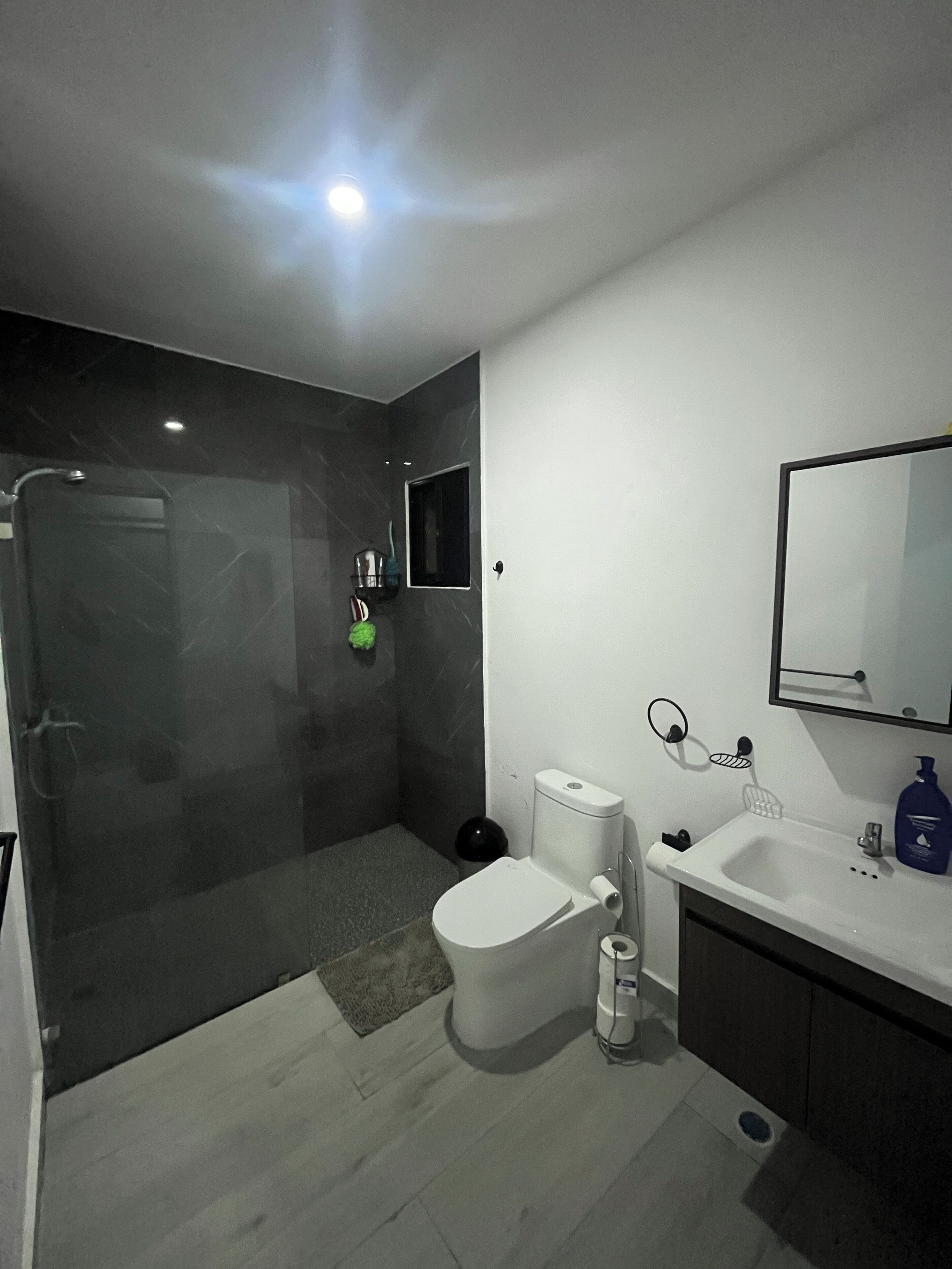 Suite Confort, vistas al mar | Baño | Toallas, jabón, champú y papel higiénico