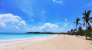 Chambre Confort double ou avec lits jumeaux, vue sur le parc | Plage | Plage à proximité, sable blanc, parasol, massage sur la plage