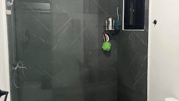 Comfort-Suite, Meerblick | Badezimmer | Handtücher, Seife, Shampoo, Toilettenpapier