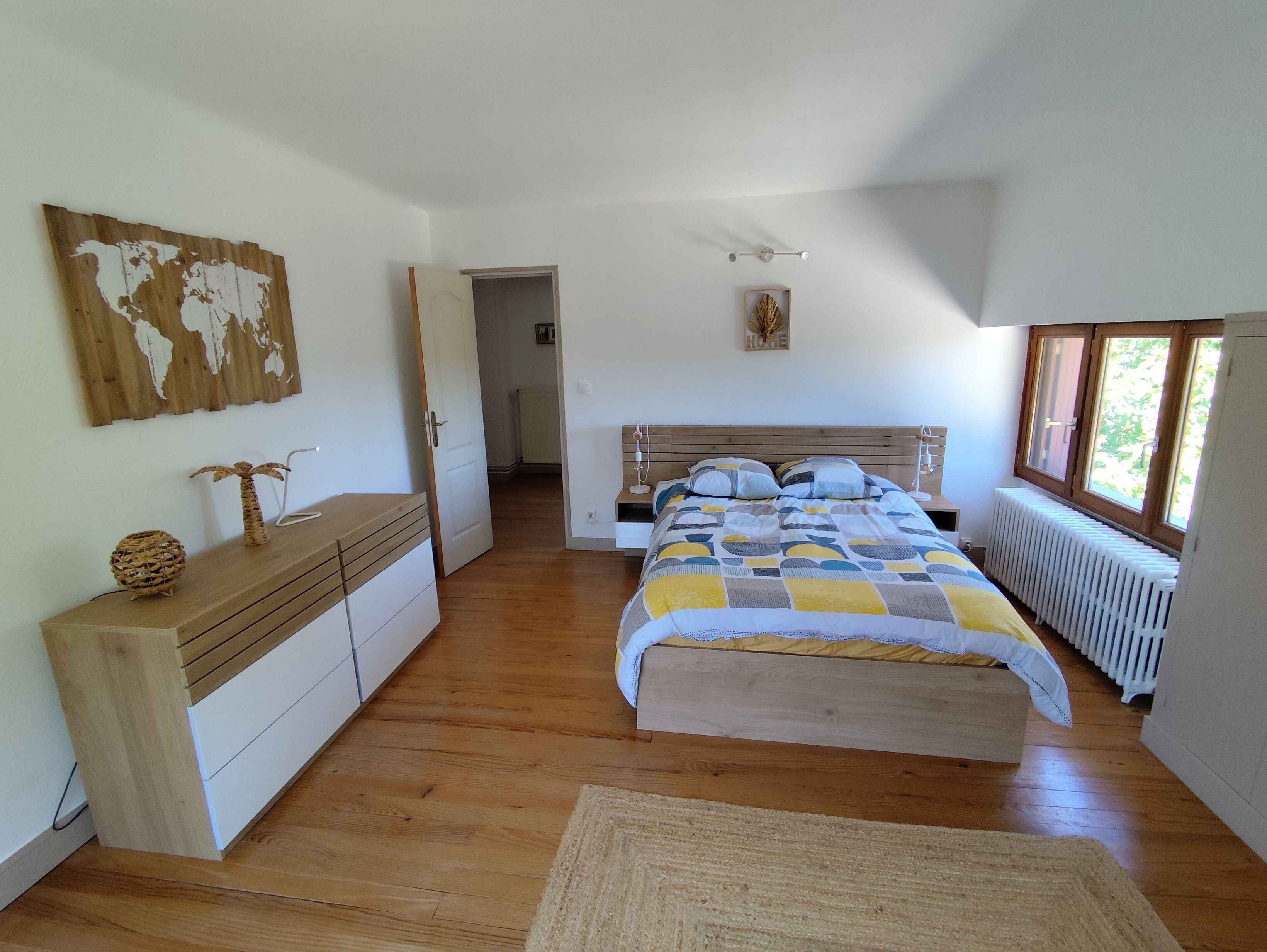 4 bedrooms, desk, iron/ironing board, WiFi