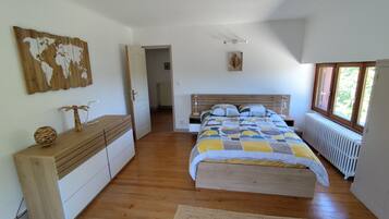4 bedrooms, desk, iron/ironing board, WiFi