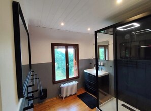 Shower, hair dryer, towels, soap - Les Écrins de La Ronce -Swimming pool-Sauna-Nordic bath (Rouvres)