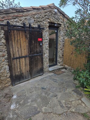 Exterior detail - Sheepfold in a quiet environment. 3 stars furnished for tourism.  (Vailhan)