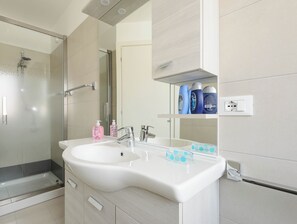 Apartment, 1 Schlafzimmer, Balkon, Stadtblick | Badezimmer