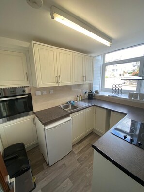 Fridge, microwave, oven, stovetop - 2 bedroom home in Historic Scotlandwell.
Great location. (Scotlandwell)