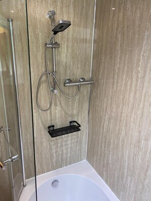 Hair dryer, towels, soap, toilet paper - 2 bedroom home in Historic Scotlandwell.
Great location. (Scotlandwell)