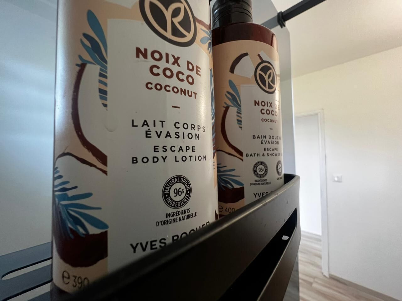 Dois frascos de loção corporal de coco Noix de Coco numa prateleira.