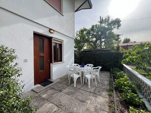Outdoor dining - Lignano Apartment With Terrace (Lignano Sabbiadoro)