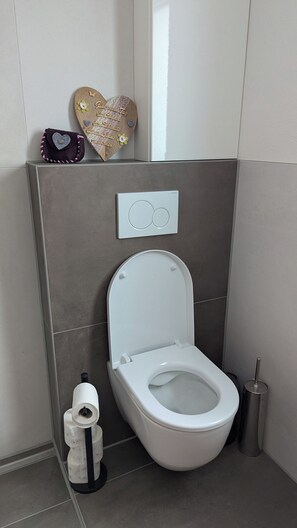 Shower, hair dryer, towels, soap - Forest Escape - Cozy, modern, quiet forest house with attic studio (Berghülen)