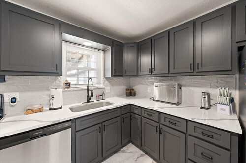 Cozy & Stylish Retreat Near Downtown OKC, Tinker AFB, & Local Hospitals