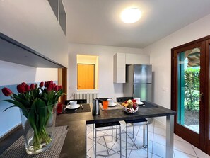 Villa, 3 chambres, balcon, vue jardin | Salle à manger