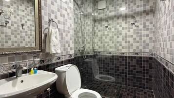 Kamar Twin, patio, pemandangan kota | Kamar mandi