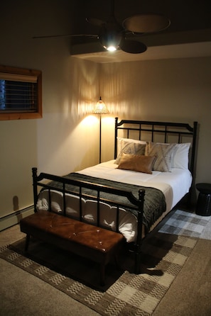 Room - Cloud9 Retreat - 4 Bedroom Home w/ Hot Tub, Sauna, Fire Pit, Game Room w/ Bar (Black Hawk)